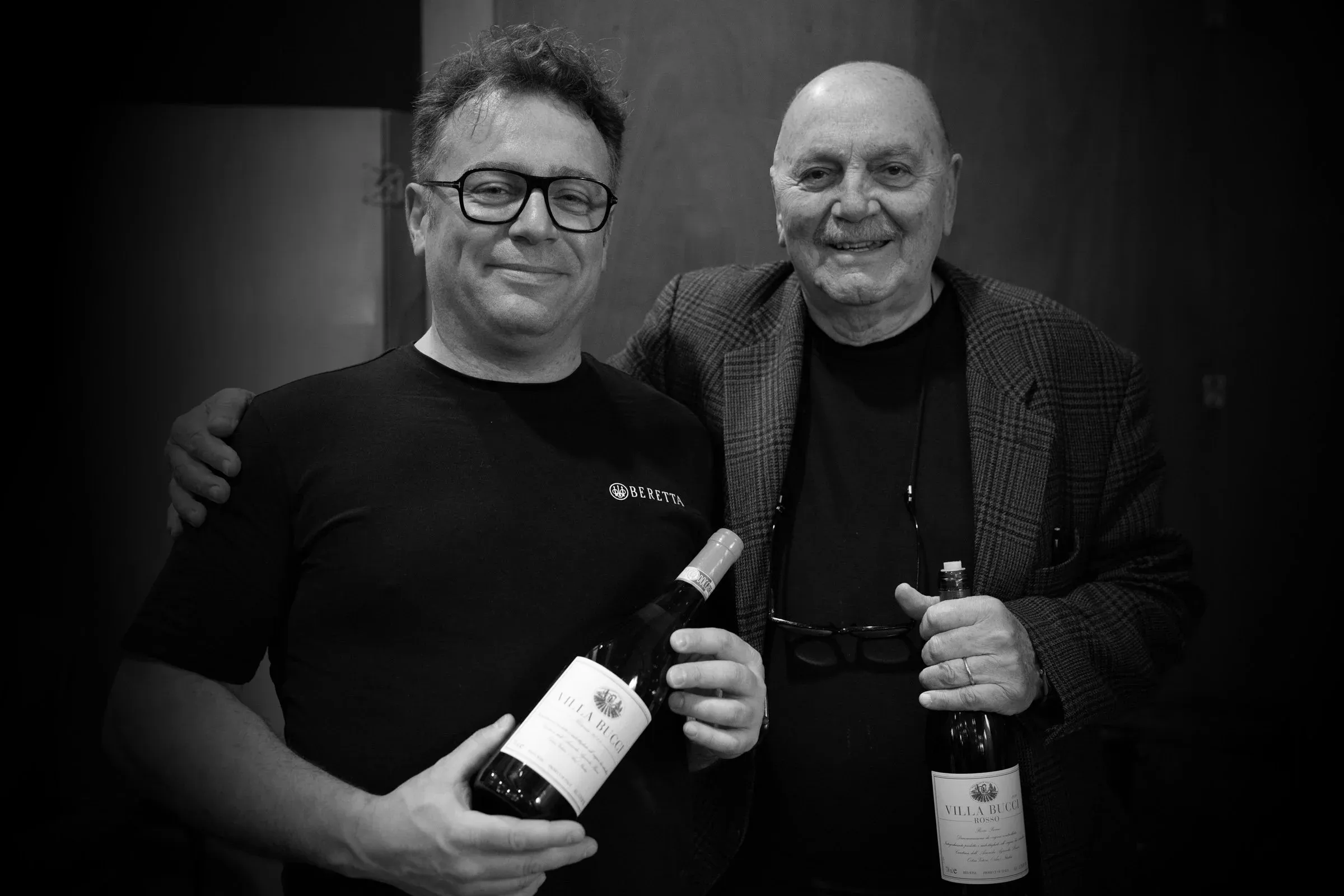Cesarino Gobbi och hans mentor med varsin flaska Villa Bucci